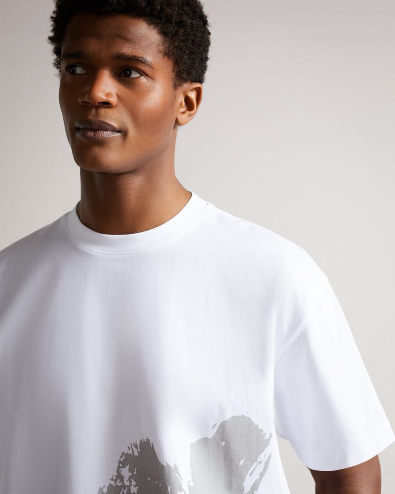 Ted Baker Polpero Sleeve Heavy Weight Relaxed Fit Graphic T Blast Herr Vita | UPG-016492