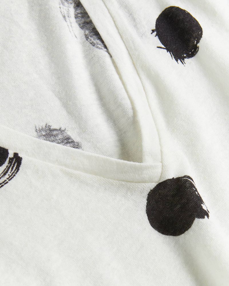 Ted Baker Zariiah Spot Linen V Neck Tee Blast Dam Vita | JAR-854921
